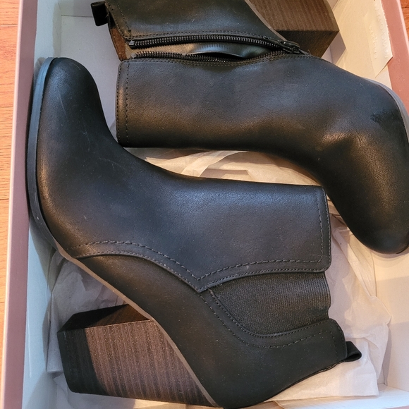 Women's FERGALICIOUS Boots - Picture 1 of 5